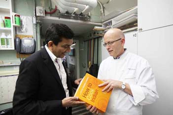Chef Sanjeev Kapoor presenting his book "how to cook Indian" to White House Executive Chef Bill Yosses Sanjeev Kapoor 2